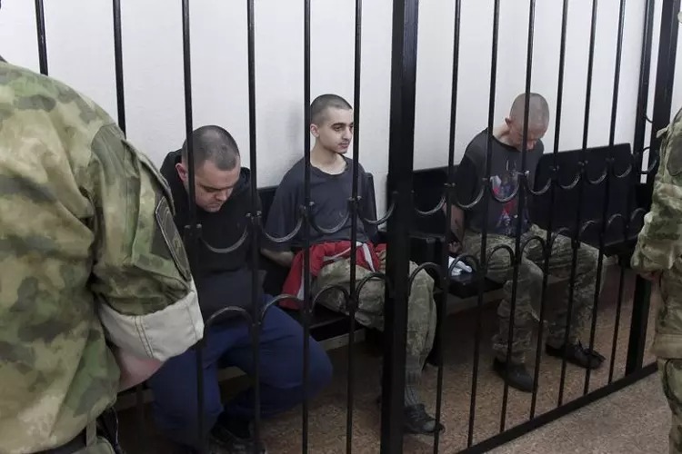 Các lính đánh thuê Anh và Ma Rốc tại phiên tòa. Ảnh: AP