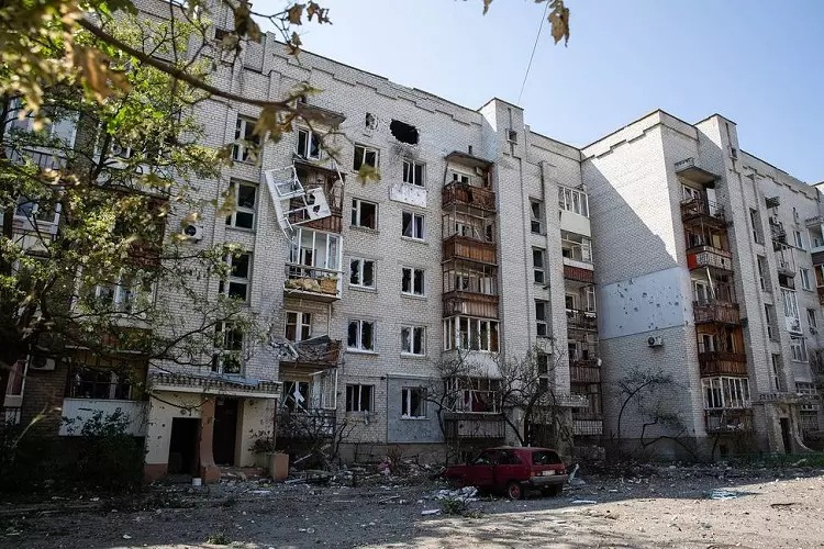 Một chung cư ở Severodonetsk, Ukraine bị hư hại do giao tranh. Ảnh: TASS