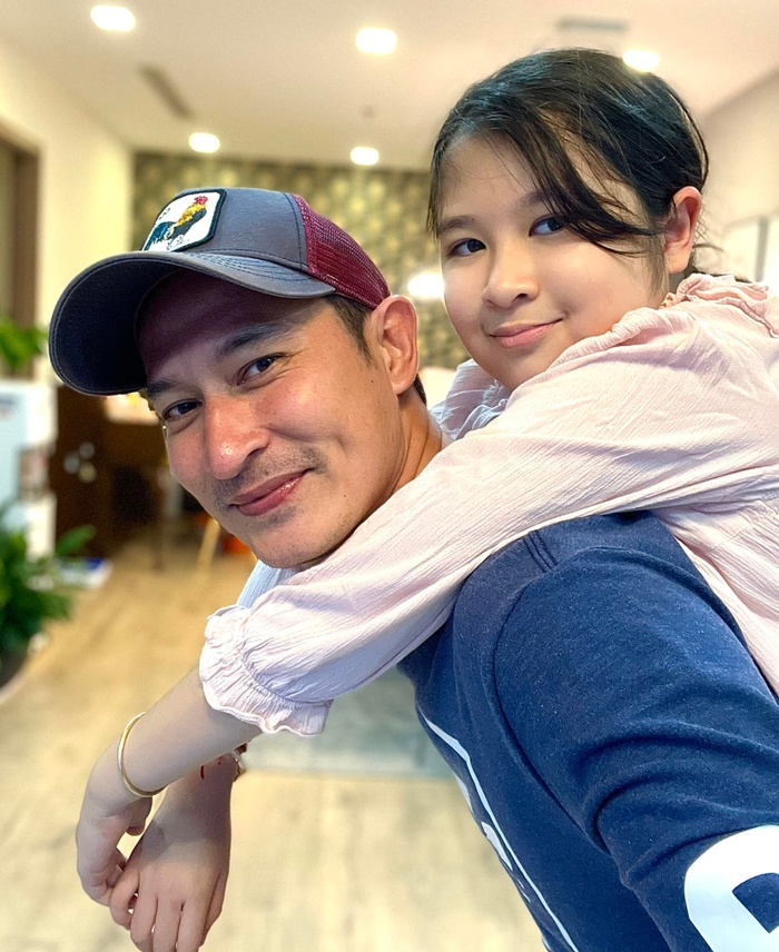 Huy Khánh luôn hết mực yêu thương và chăm sóc ái nữ mỗi khi có thời gian rảnh