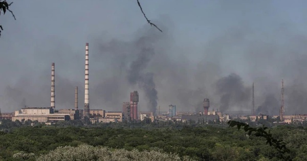 Khói bốc lên sau khi khu phức hợp của nhà máy hóa chất Azot ở Sievierodonetsk bị tấn công vào ngày 10-6. Ảnh: Reuters