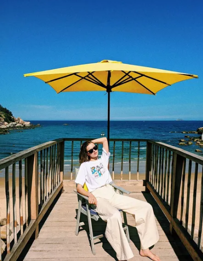 Không chỉ gây ấn tượng với những shoot hình thời trang, Iryna Yang còn khiến netizen quan tâm vì hình ảnh trẻ trung, thời thượng ở cả đời thường.