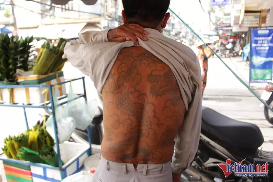 Sau những lần vào tù, ra trại, Cu Đen xăm hình con rồng kín lưng.
