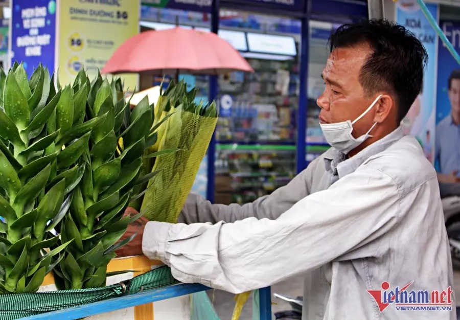 Sau khi hoàn lương, anh lúc nào cũng ăn mặc kín đáo, che đi những hình xăm như muốn quên đoạn đời lầm lỗi.
