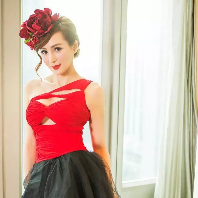 Chị Candy Lo đến từ Hong Kong luôn gây ấn tượng với người đối diện nhờ vẻ ngoài trẻ trung, xinh đẹp. Từng chiến thắng trong cuộc thi Hoa hậu châu Á năm 1991, tuy nhiên thay vì việc dấn thân vào showbiz, người phụ nữ này lại quyết định lui về hậu trường để toàn tâm toàn ý chăm sóc cho gia đình.