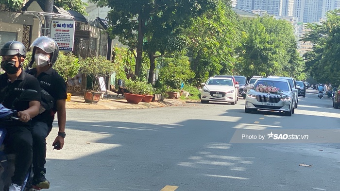 Nhà trai lộ diện, dàn xế hộp khủng đưa cô dâu 