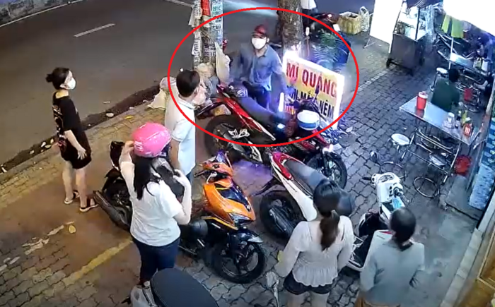Dù có nhiều người dân bước từ quán ăn ra nhưng nam thanh niên vẫn ngang nhiên trộm chiếc xe máy