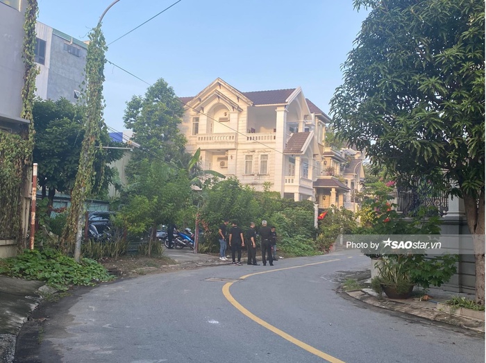 Nhà riêng của Minh Hằng được lực lượng an ninh thắt chặt.