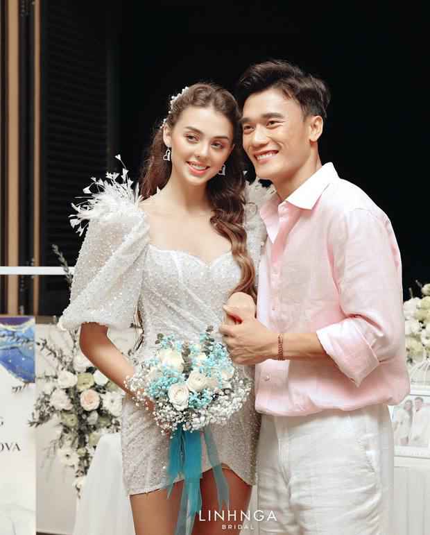 Một trong những nhân vật có đường tình duyên viên mãn nhất hiện tại chính là thủ môn Bùi Tiến Dũng. Cách đây, chồng quốc dân một thời đã chính thức rước nàng về dinh bằng một đám cưới thân mật chỉ gồm gia đình và bạn bè thân thiết.