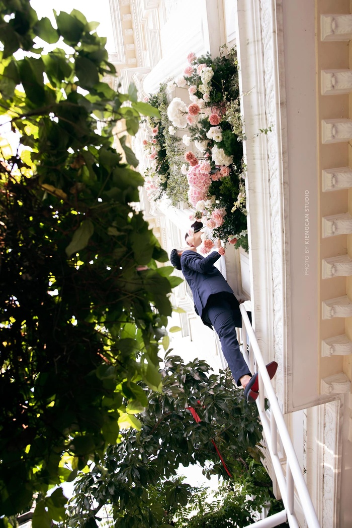 Để có thể rước Minh Hằng, chú rể đã phải trèo lên thang để thực hiện màn khóa môi lãng mạn với cô dâu