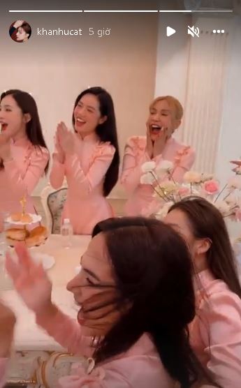 Dàn phù dâu, phù rể nổi tiếng đều rất tinh tế không để lọt bất cứ hình ảnh nào của chồng Minh Hằng