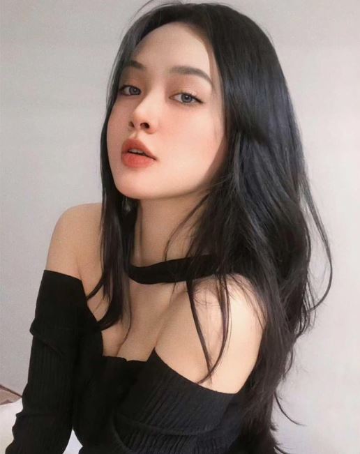 Quế Linh cũng thẳng thắn cho biết cô thoải mái, vui vẻ và không cảm thấy áp lực khi trở thành người yêu của cầu thủ nổi tiếng.