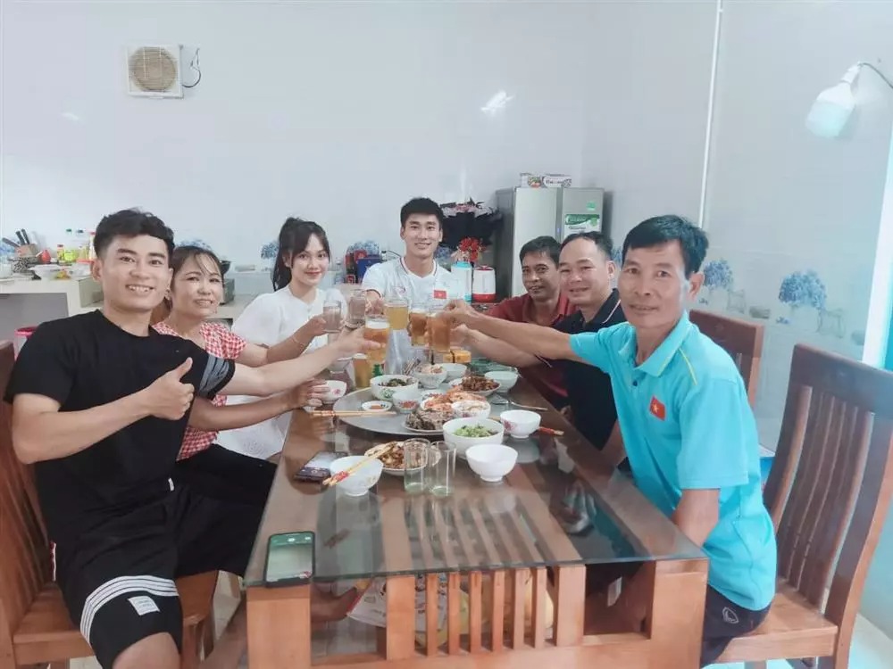 Bạn gái ngồi cạnh Nhâm Mạnh Dũng.