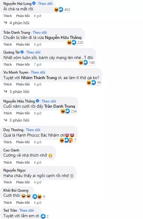 Bạn bè kháo nhau chuẩn bị tiền đi đám cưới nam cầu thủ.