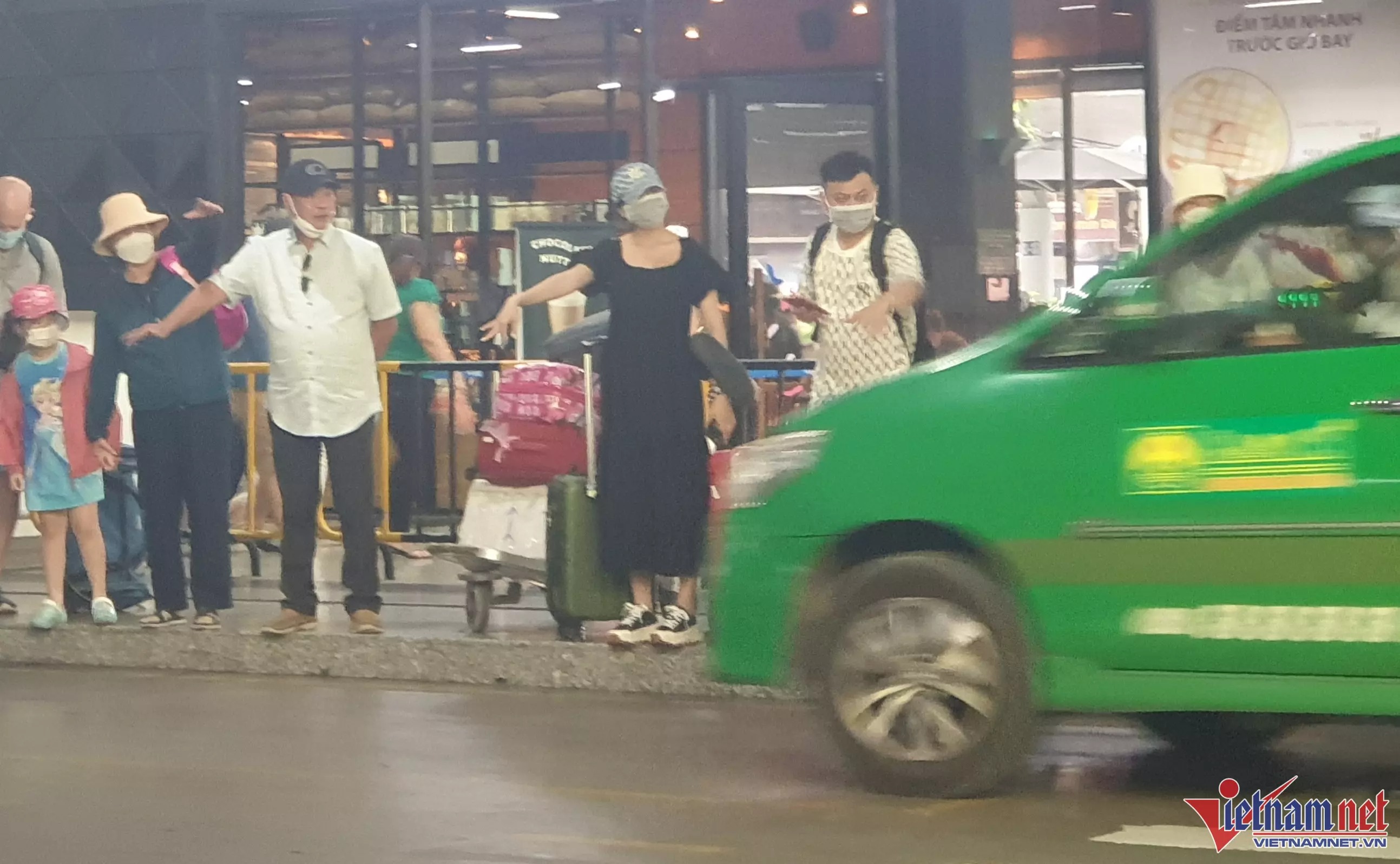 Người dân khó khăn đặt taxi, xe công nghệ qua app