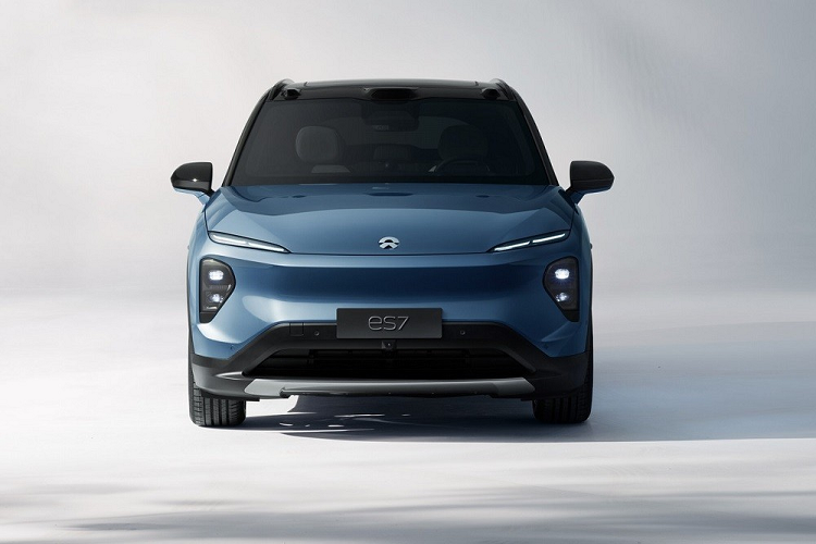 Tương tự 2 người anh em ES6 và ES8, Nio ES7 chạy điện cũng thuộc phân khúc SUV. Được định vị giữa ES6 và ES8, Nio ES7 có chiều dài 4.912 mm, chiều rộng 1.987 mm, chiều cao 1.720 mm cùng chiều dài cơ sở 2.960 mm. Với kích thước này, Nio ES7 sẽ là đối thủ tiềm năng của VinFast VF8 khi bán ở thị trường quốc tế.