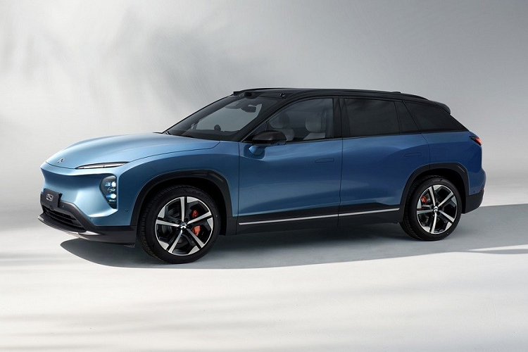 Bên ngoài, ES7 được áp dụng phong cách thiết kế đặc trưng của thương hiệu Nio. Trong đó, phần đầu xe được thiết kế như 