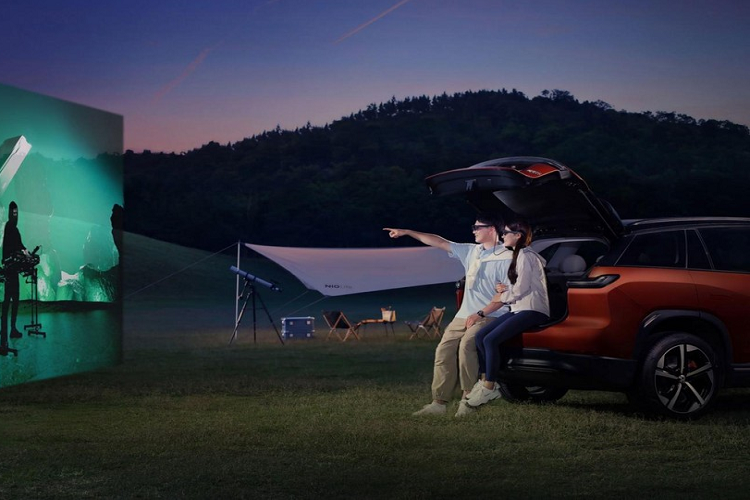 Điểm nhấn đáng chú ý nhất của nội thất chính là hệ thống PanoCinema, sử dụng kính thực tế ảo được thiết kế đặc biệt để chiếu màn hình 201 inch ở khoảng cách 6 m để người dùng có thể xem phim ngoài trời. Tiếp đến là bảng đồng hồ kỹ thuật số, màn hình thông tin giải trí AMOLED 12,8 inch, màn hình hiển thị thông tin kính lái và tính năng trợ lý ảo NOMI trên mặt táp-lô, đi kèm 