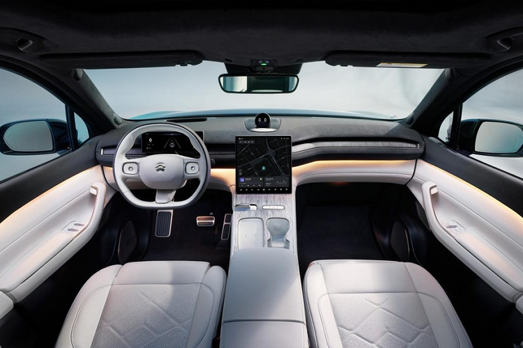 Trong khi đó, ghế sau có tính năng sưởi ấm và lưng ghế chỉnh điện, có thể ngửa từ 23 - 31 độ. Khi mua Nio ES7, khách hàng có thể chọn chất liệu da Nappa màu nâu cà phê, không có những hóa chất truyền thống mà tỏa ra mùi thảo mộc độc đáo. Chưa hết, mẫu SUV Trung Quốc này còn hứa hẹn là 