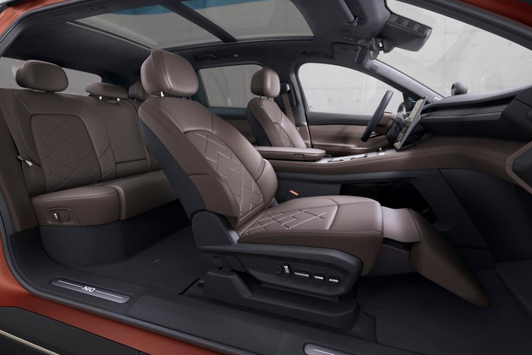 Đó là chưa kể đến chế độ Camping Mode, có tác dụng duy trì hoạt động của hệ thống điều hòa để người dùng ngủ qua đêm trong xe. Tiện nghi và thực dụng thôi chưa đủ, Nio ES7 còn an toàn với tổng cộng 33 cảm biến, bao gồm LiDAR phạm vi siêu dài, 7 camera độ phân giải cao 8MP, 4 camera nhạy sáng 3MP, 5 radar sóng milimet và 12 cảm biến siêu âm. Do đó, mẫu xe này hỗ trợ hệ thống lái bán tự động mới nhất của Nio.