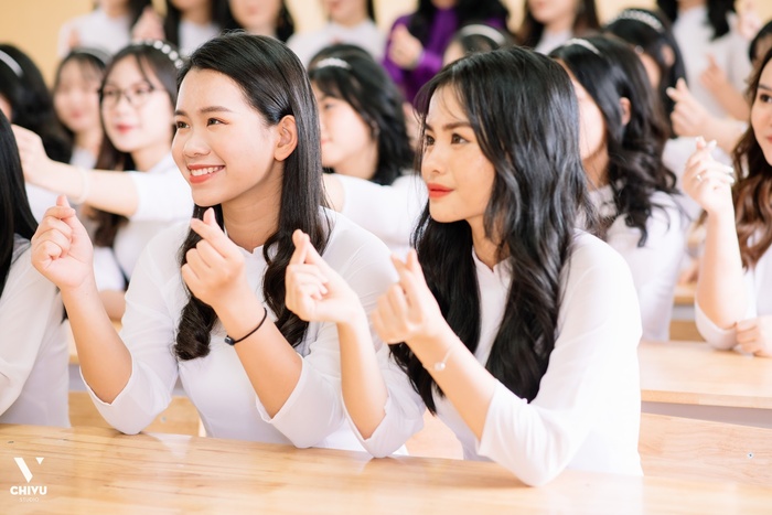 Cô nàng 2004 chụp kỷ yếu cùng lớp