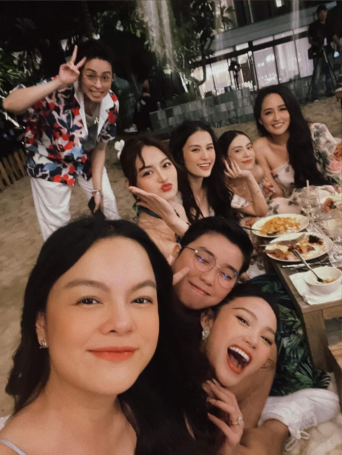 Phạm Quỳnh Anh đăng tải hình ảnh hội tụ đầy đủ hội bạn thân đêm trước thềm đám cưới Minh Hằng.