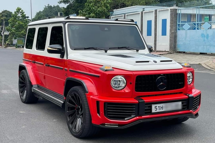 Không vẻ như không thích bản độ Brabus hay Top Car vì sợ đụng hàng, 1 người yêu xe tại Sài thành lại chọn hãng độ còn khá xa lạ với giới độ xe tại Việt Nam là Urban để làm mới ngoại hình cho chiếc SUV hạng sang Mercedes-AMG G63 của mình.