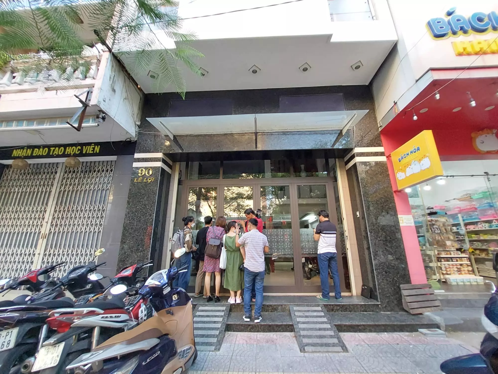 Nhiều phóng viên có mặt ngoài nhà của Giám đốc CDC Đà Nẵng