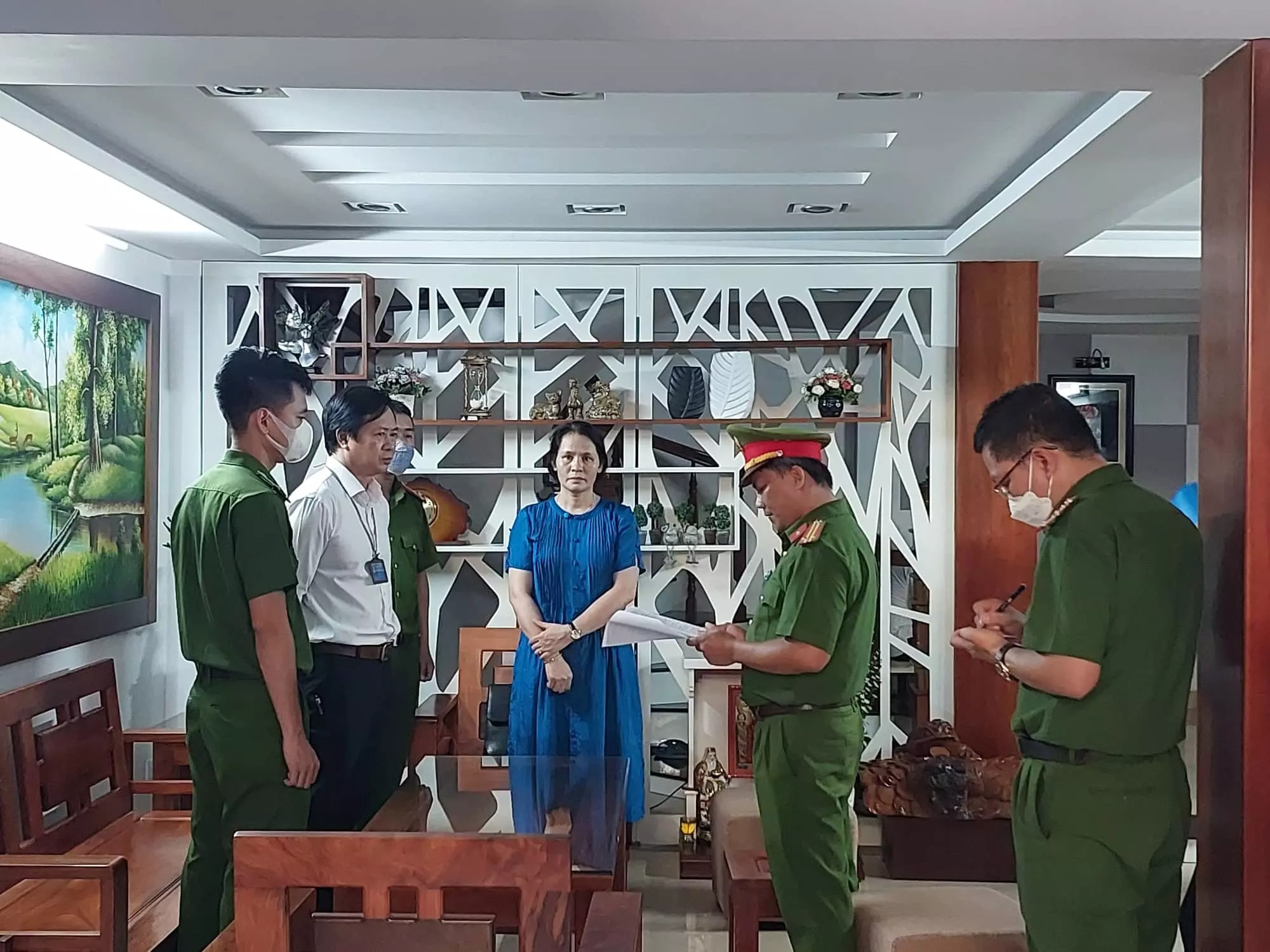 Lực lượng chức năng có mặt tại nhà riêng ông Thạnh 