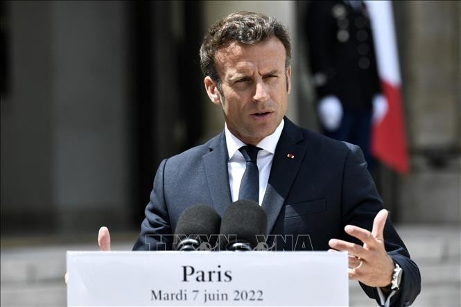 Tổng thống Pháp Emmanuel Macron phát biểu với báo giới tại Paris ngày 7/6/2022. Ảnh: AFP/TTXVN