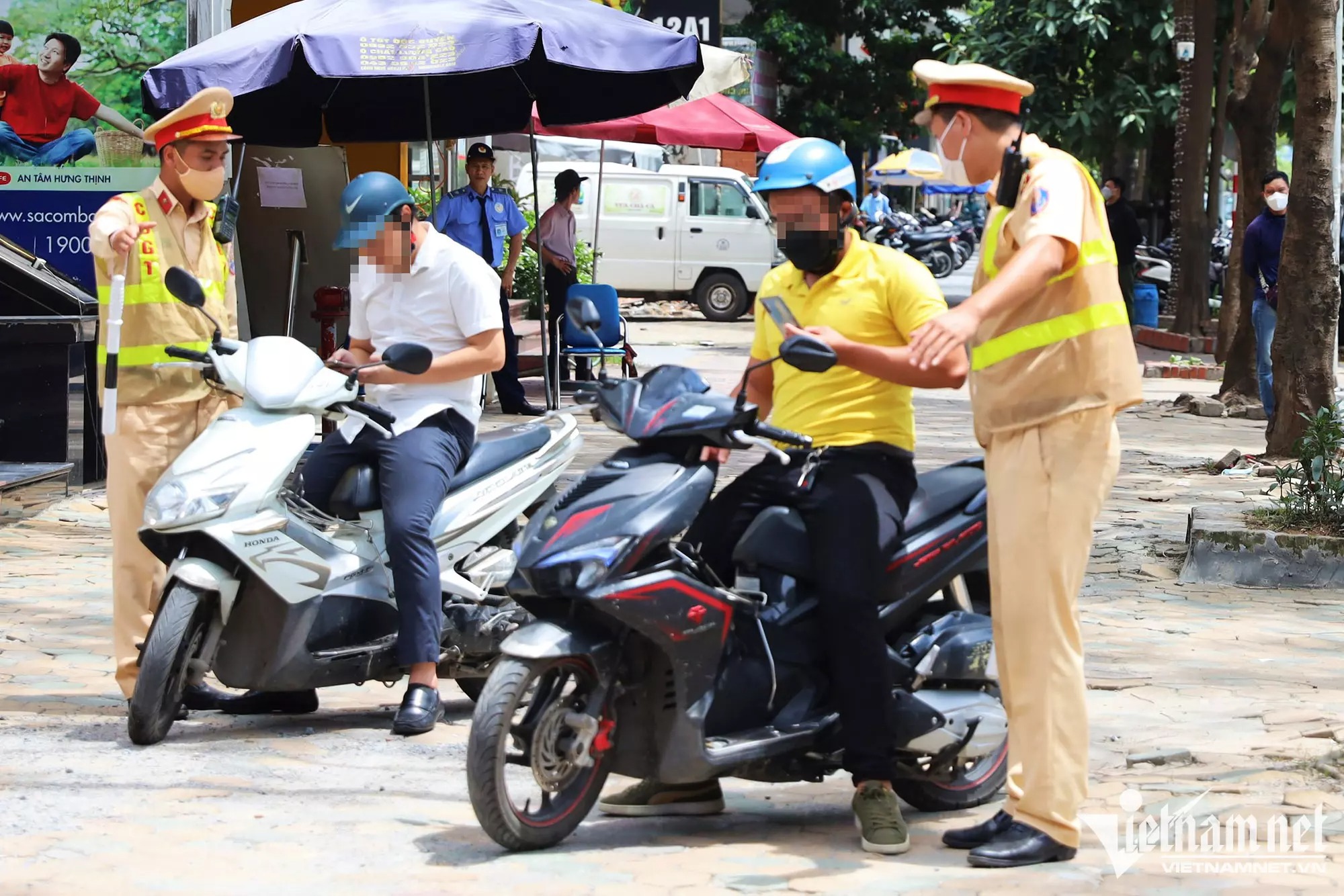 Nhiều người vi phạm thấy lực lượng CSGT đã bỏ chạy và cầu cứu 