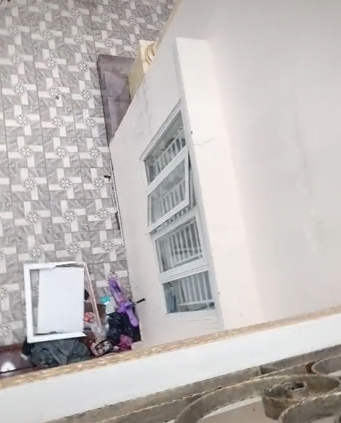 Vợ Hồ Gia Hùng thẳng tay ném ảnh cưới từ trên lầu xuống.