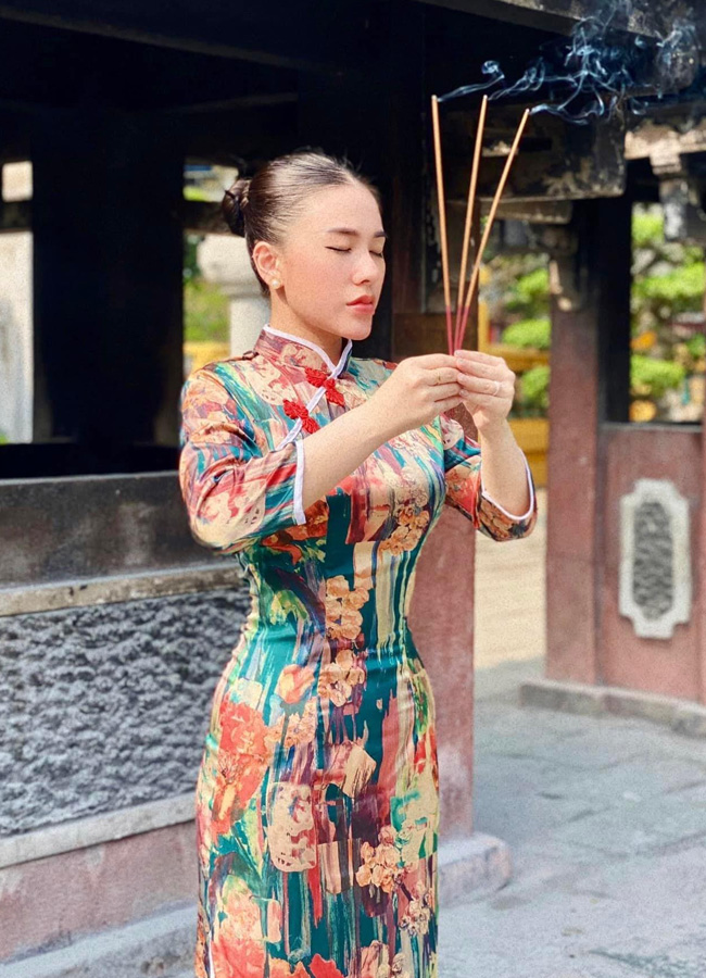 Tuy vậy, đối với Thanh Nhàn, sự nổi tiếng đi kèm với tai tiếng. Gái xinh này từng bị gièm pha rất nhiều về gu ăn mặc quyến rũ, trong khi danh xưng cô giáo thường gắn liền với hình ảnh đoan trang, kín đáo.