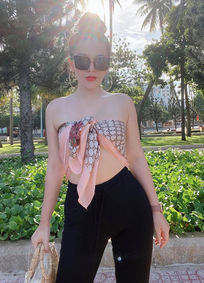 Thanh Nhàn chia sẻ: “Mình từng phải đối mặt với nhiều lời chỉ trích về gu ăn mặc, tuy nhiên, điều đó không khiến cuộc sống riêng bị xáo trộn. Mình phải quen với việc đó thôi. Càng trưởng thành mình càng nhận ra, bản thân nên tiếp thu ý kiến đóng góp từ mọi người, tiết chế cách ăn mặc hơn khi là một cô giáo”.