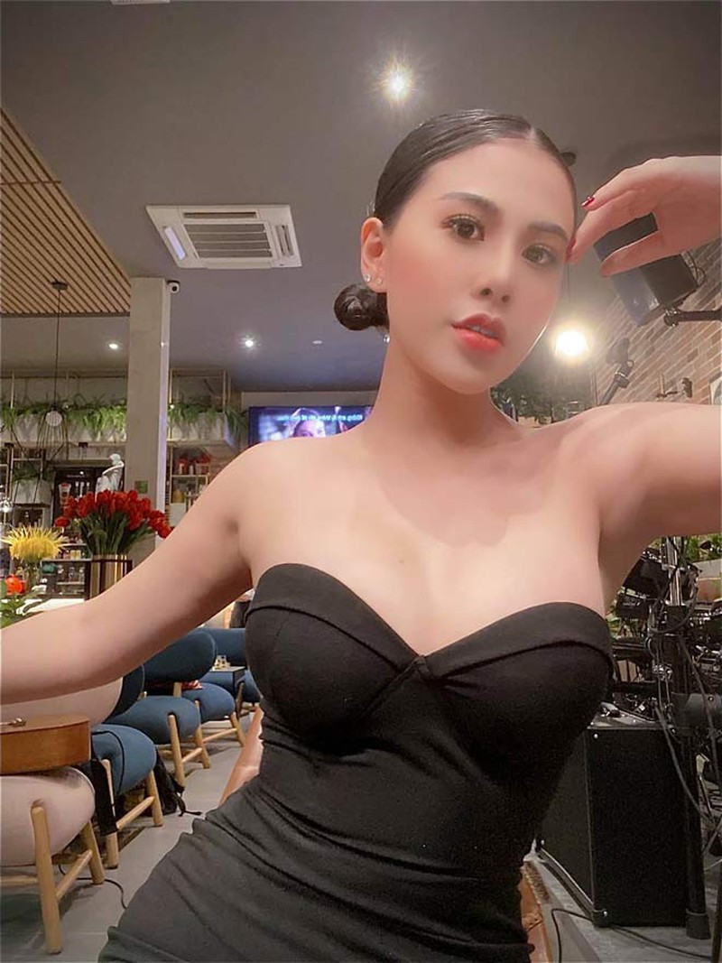 Thanh Nhàn có nhiều tài lẻ: Nói được 3 ngoại ngữ – Anh, Nhật, Tây Ban Nha và chơi 4 nhạc cụ.