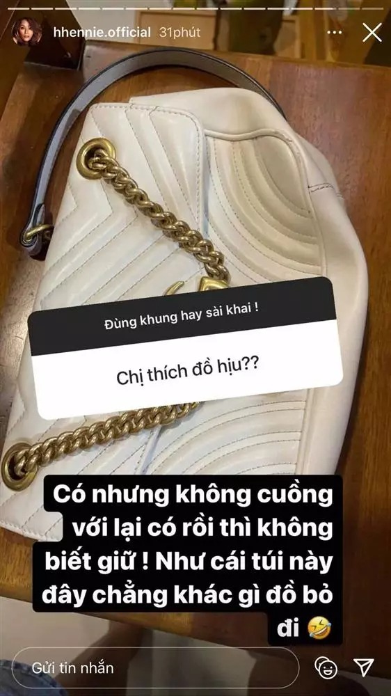 H'Hen Niê khoe chiếc túi hiệu bị sờn, cũ kĩ, chẳng khác nào đồ bỏ đi vì không giữ gìn