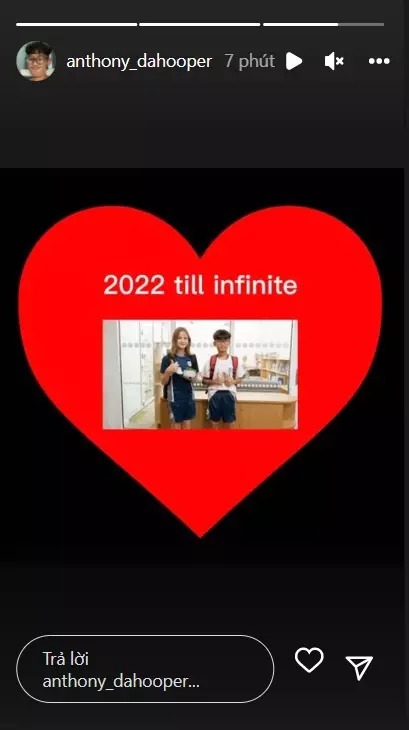 Cậu bé liên tục thể hiện tình cảm với bạn gái.