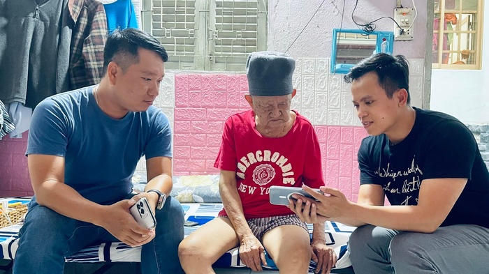 Đạo diễn Trần Hữu Tấn trong chuyến thăm nhà trọ của nghệ sĩ Mạc Can.