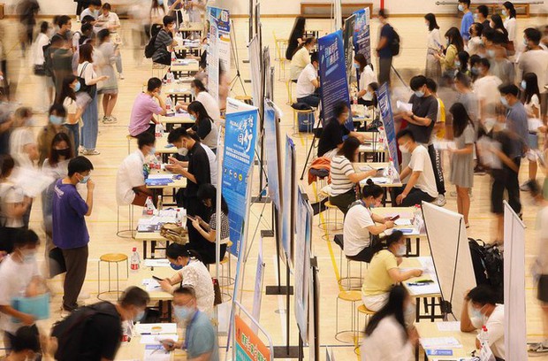 Sinh viên tốt nghiệp tham dự hội chợ việc làm ở Nam Kinh, tỉnh Giang Tô, ngày 29 tháng 5 năm 2022. Yang Bo / CNS / VCG