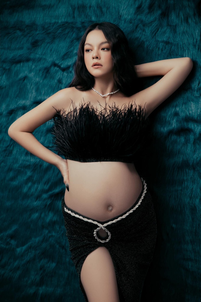 Phạm Quỳnh Anh khoe bụng bầu vượt mặt.