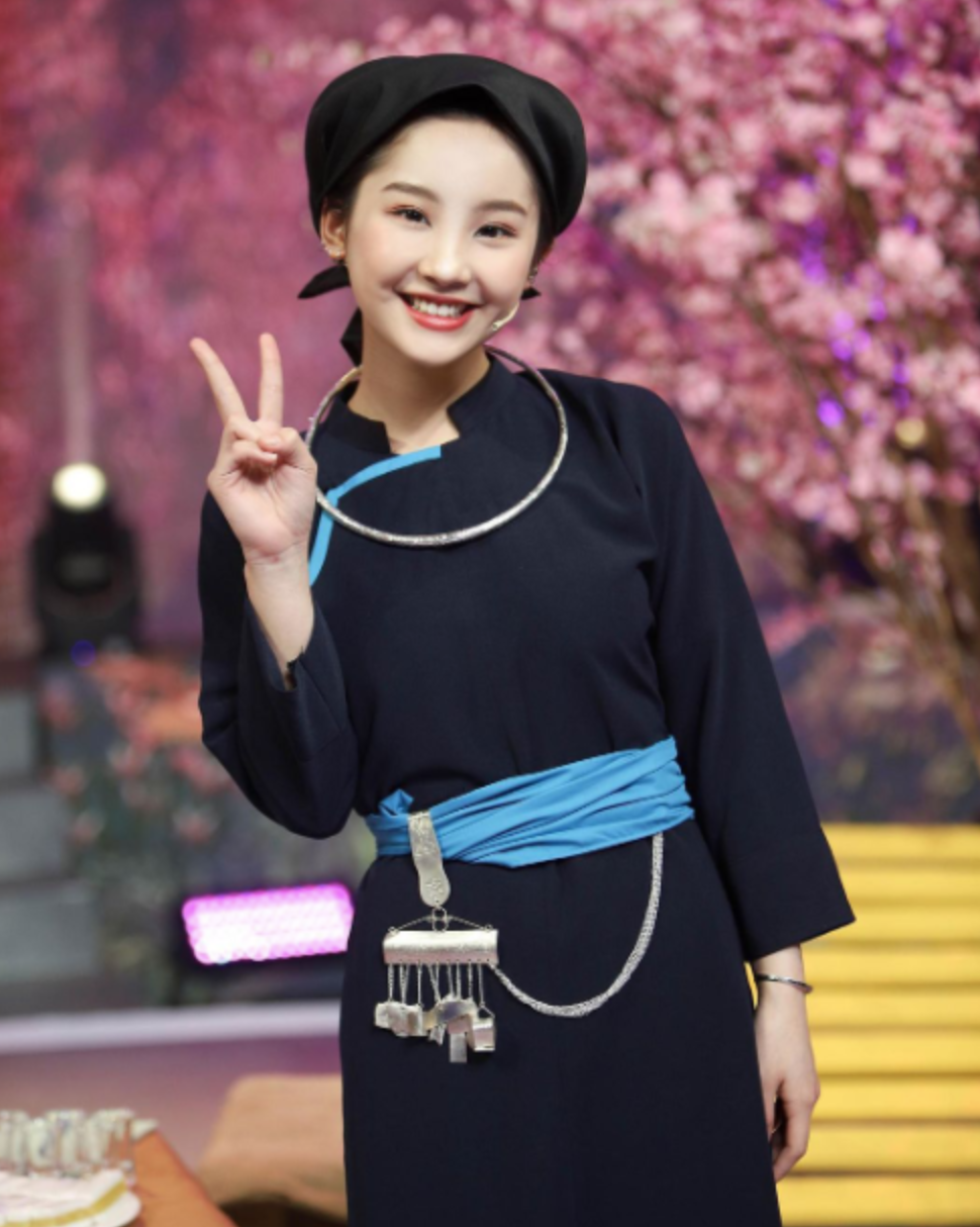 Với nét đẹp dễ thương đáng yêu cùng nụ cười má lúm và thân hình mảnh mai ăn ảnh, hot girl 2K còn thể hiện tốt vai trò làm người mẫu ảnh.