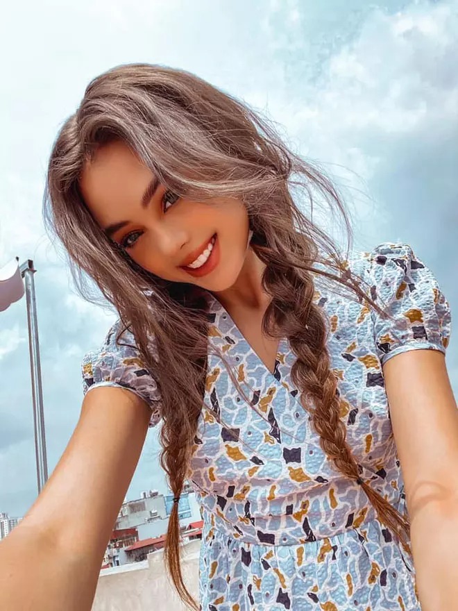 Trước khi gắn bó với dải đất hình chữ S, cô từng đầu quân cho một công ty người mẫu. Đơn vị này hoạt động ở nhiều nước như: Singapore, Malaysia, Thổ Nhĩ Kỳ, Đức...