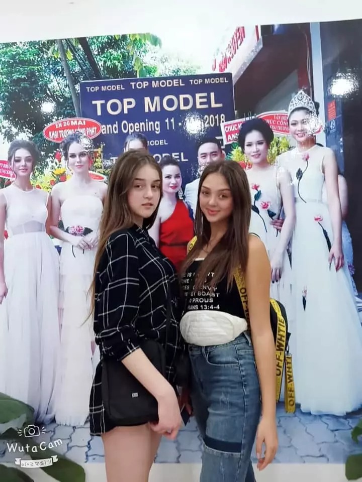 Với nhan sắc ấy, khi đứng cạnh chụp hình cùng bạn bè, chắc chắn Dianka không hề kém cạnh.