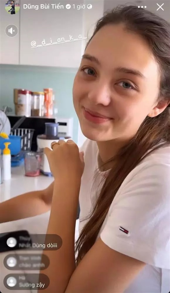 Trên story Facebook, thủ thành xứ Thanh từng để lộ mặt mộc của Dianka Zakhidova. Có thể thấy, dù không phấn son song nữ người mẫu trông vẫn rất tươi tắn, đặc biệt làn da không chút khuyết điểm.