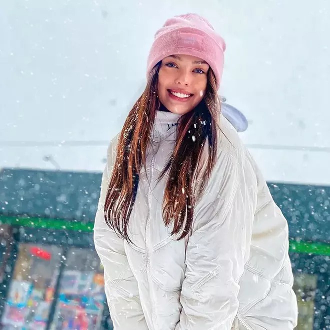 Dianka Zakhidova (SN 2000), tốt nghiệp chuyên ngành Văn hóa và Nghệ thuật của Đại học Quốc gia Kyiv. Đây là một trong những cơ sở giáo dục lâu đời nhất Ukraine.