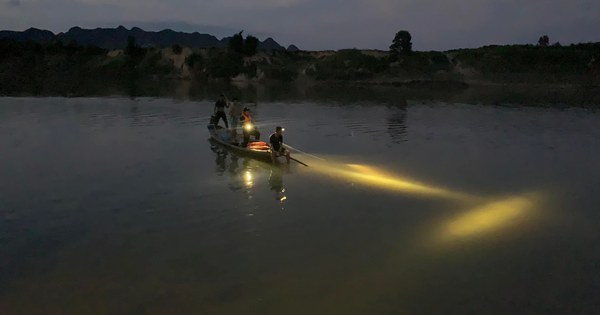 Lực lượng chức năng tìm kiếm 2 trẻ em mất tích - Ảnh: Công an cung cấp