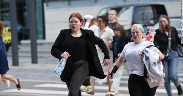 Mọi người bỏ chạy tán loạn khỏi trung tâm mua sắm. Ảnh: Reuters