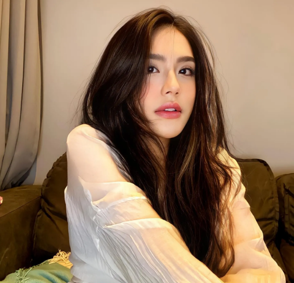 Gương mặt thanh tú, đẹp từ từng đường nét nhỏ, làn da trắng mịn, đôi mắt long lanh cùng nụ cười tươi rói của gái xinh Thái Lan dường như có thể 