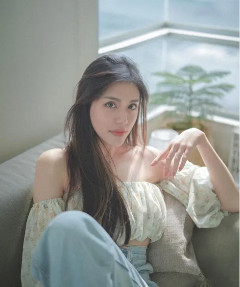 Hot girl Thái Lan cũng sở hữu làn da sáng mịn, là niềm ao ước của biết bao cô gái.