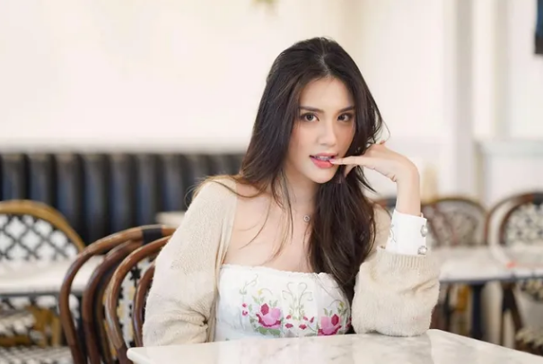 Nụ cười tươi luôn thường trực trên môi cũng trở thành 