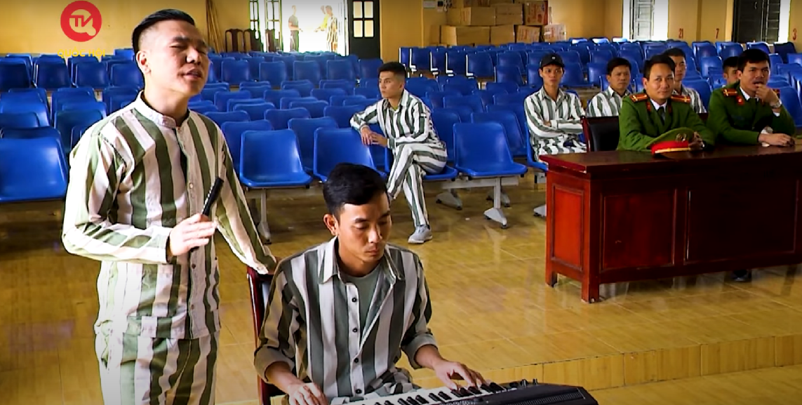 Mọi tội lỗi, mất mát được Châu Việt Cường thả vào những con chữ, sa vào những giai điệu mà chẳng biết bao giờ những nhạc phẩm này mới lại được vang lên đúng nghĩa dưới ánh đèn sân khấu. “Cường tỏi” sáng tác hát về cuộc đời mình, về những đắng cay mất mát do tự mình đánh đổi.